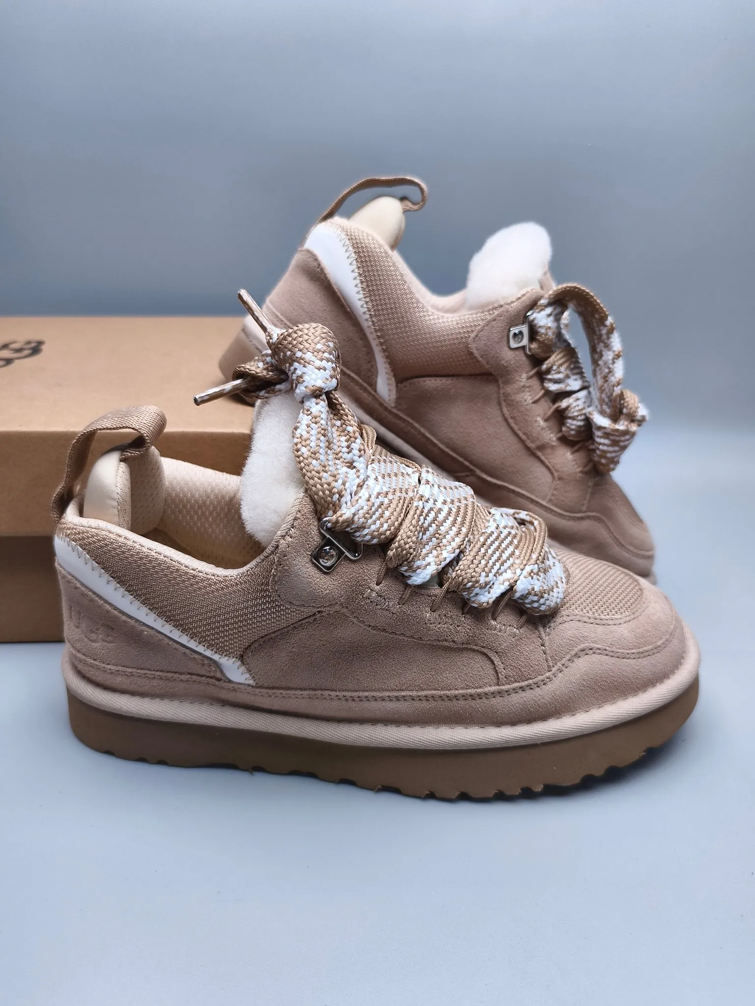 💰640 UGG sheepskin all-in-one snow boots 4032 couple mesh sports and leisure style color: sand black chestnut gray walnut antelope brown white code number: 35-45?